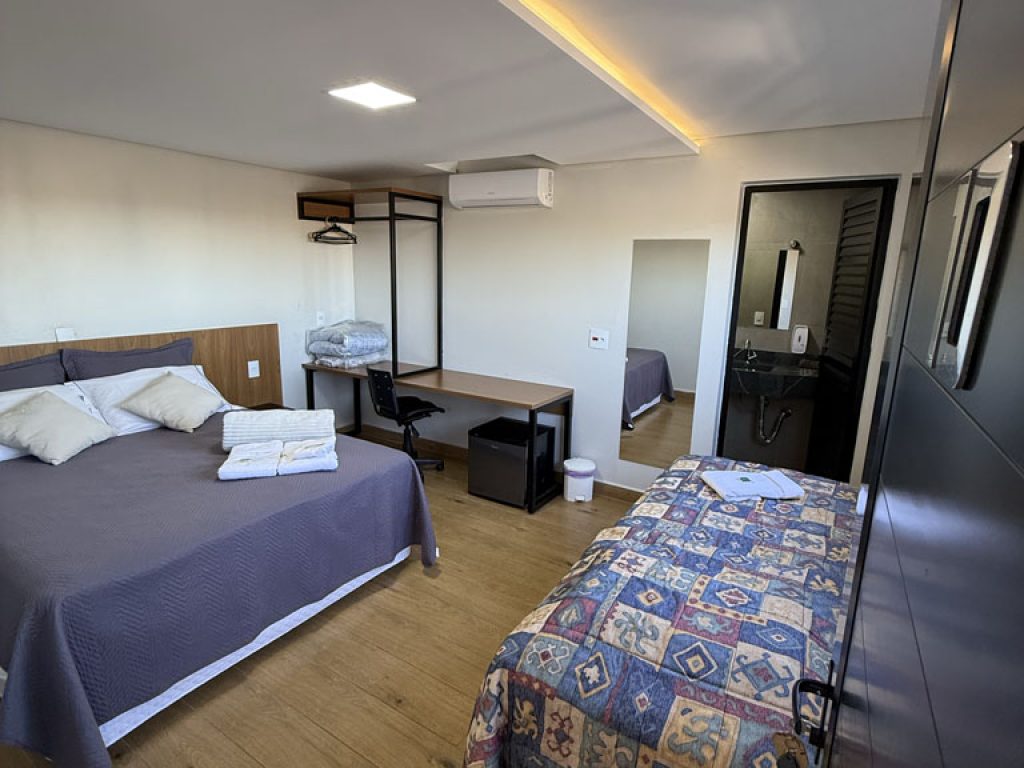 QUARTO 10 (MASTER)- SUITE - _1 CAMA DE CASAL + UMA CAMA DE SOLTEIRO_ - 1