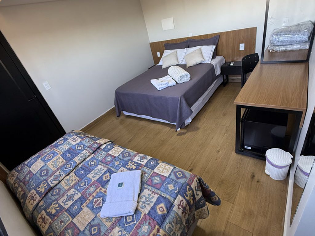 QUARTO 10 (MASTER)- SUITE - _1 CAMA DE CASAL + UMA CAMA DE SOLTEIRO_ - 2