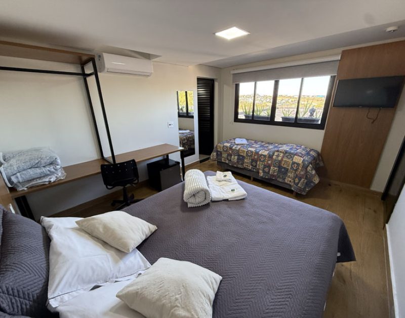 QUARTO 10 (MASTER)- SUITE - _1 CAMA DE CASAL + UMA CAMA DE SOLTEIRO_ - 3