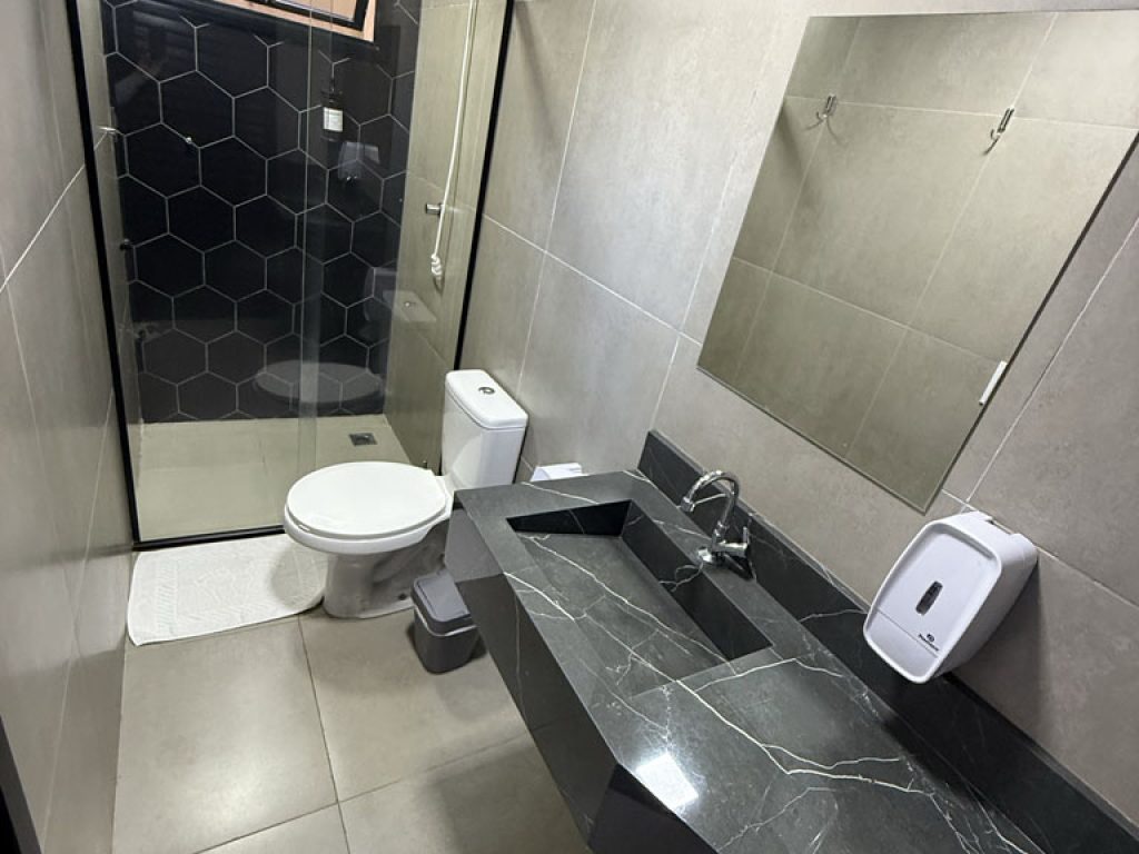 QUARTO 10 (MASTER)- SUITE - _1 CAMA DE CASAL + UMA CAMA DE SOLTEIRO_ - BANHEIRO