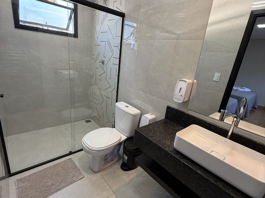 QUARTO 11 - SUITE MASTER - 2 CAMAS DE CASAL - BANHEIRO