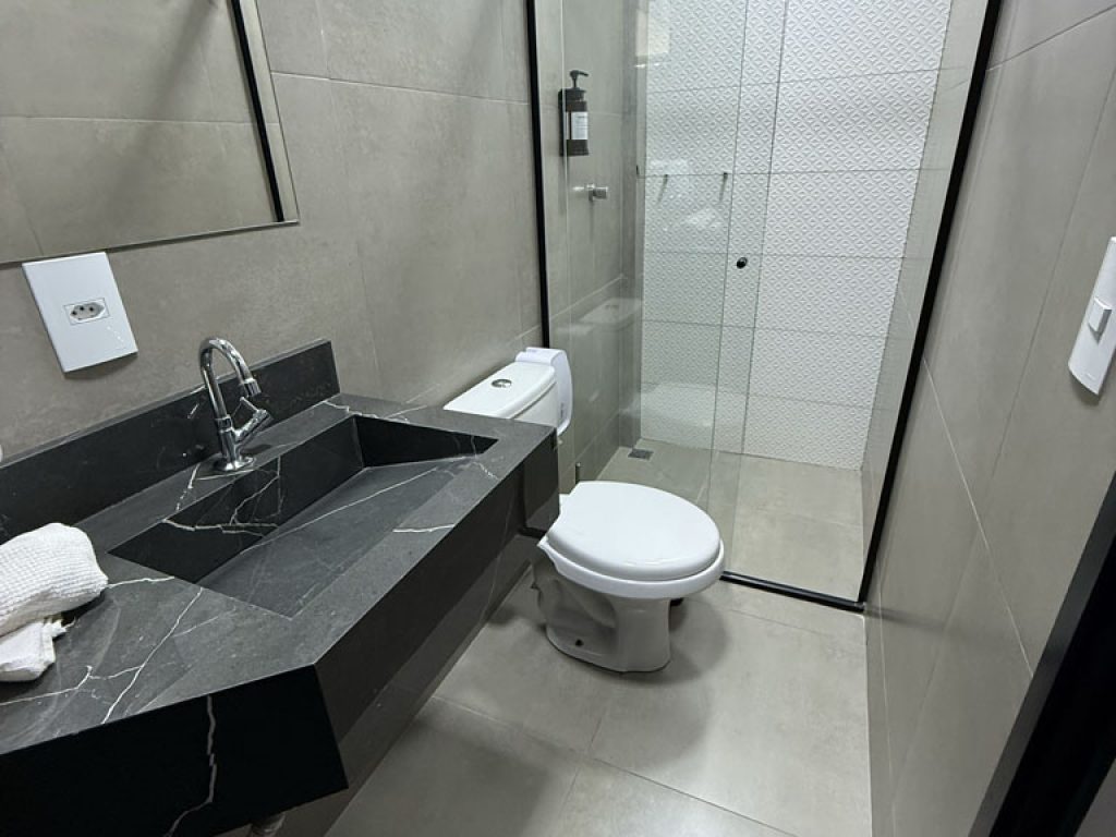 QUARTO 4- SUITE - _3 camas de solteiro_ - banheiro 1