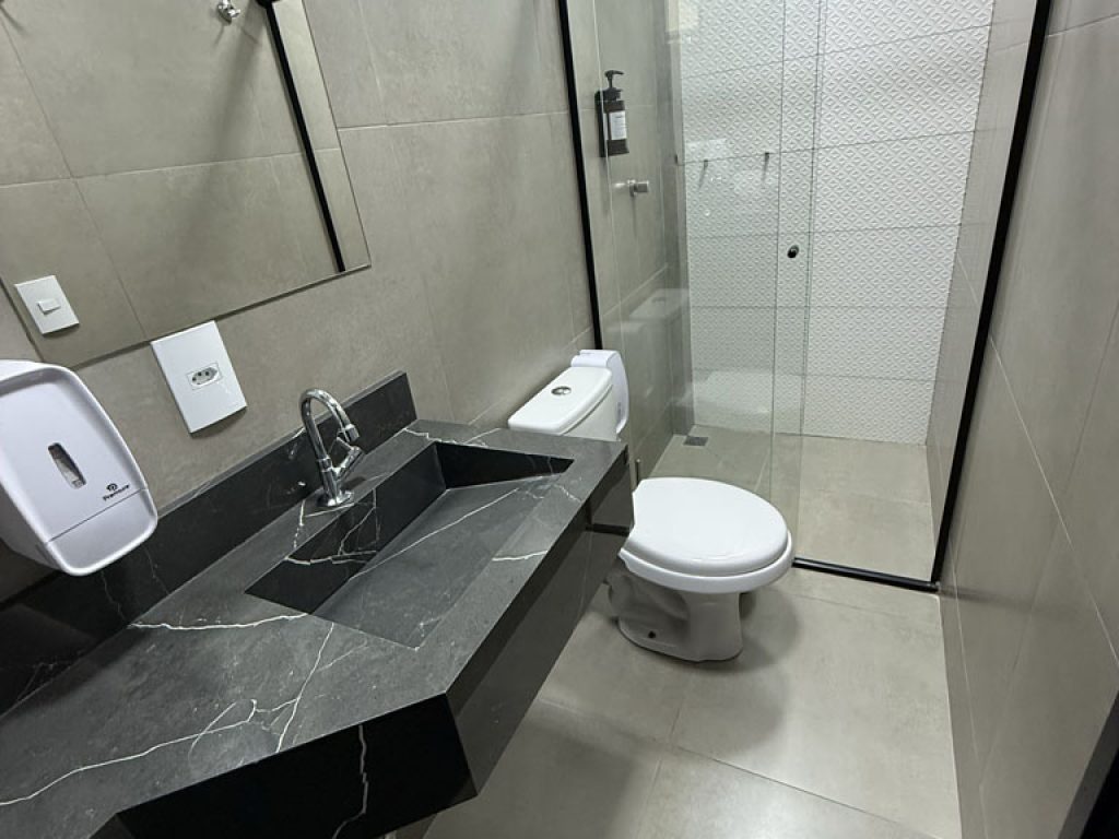 QUARTO 4- SUITE - _3 camas de solteiro_ - banheiro 3