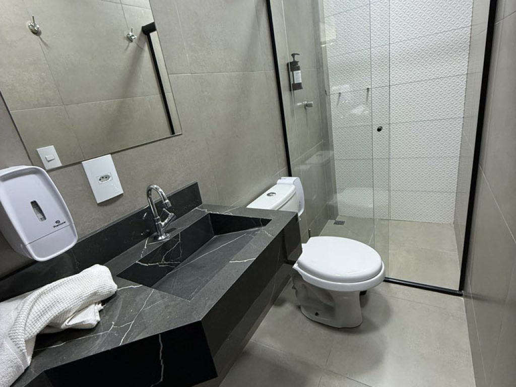 QUARTO 4- SUITE - _3 camas de solteiro_ - banheiro2