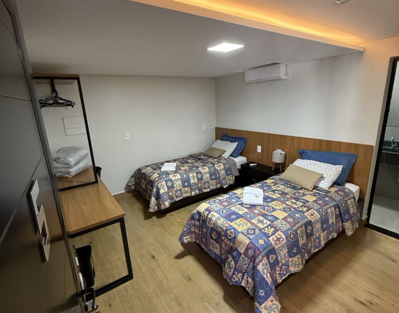 QUARTO 5 (maior)- SUITE - _2 camas de solteiro_ - 1