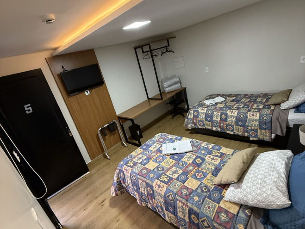 QUARTO 5 (maior)- SUITE - _2 camas de solteiro_ - 2