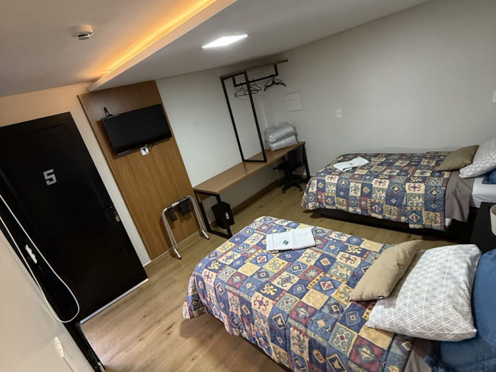 QUARTO 5 (maior)- SUITE - _2 camas de solteiro_ - 3