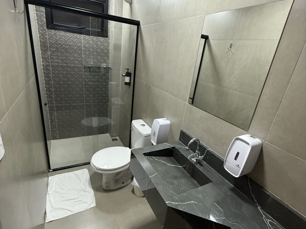 QUARTO 5 (maior)- SUITE - _2 camas de solteiro_ - banheiro