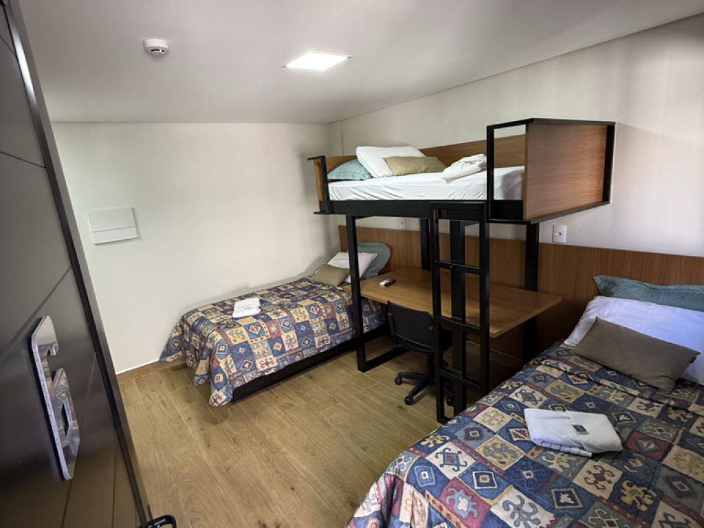 QUARTO 6 (maior)- SUITE - _3 camas de solteiro_ - 1