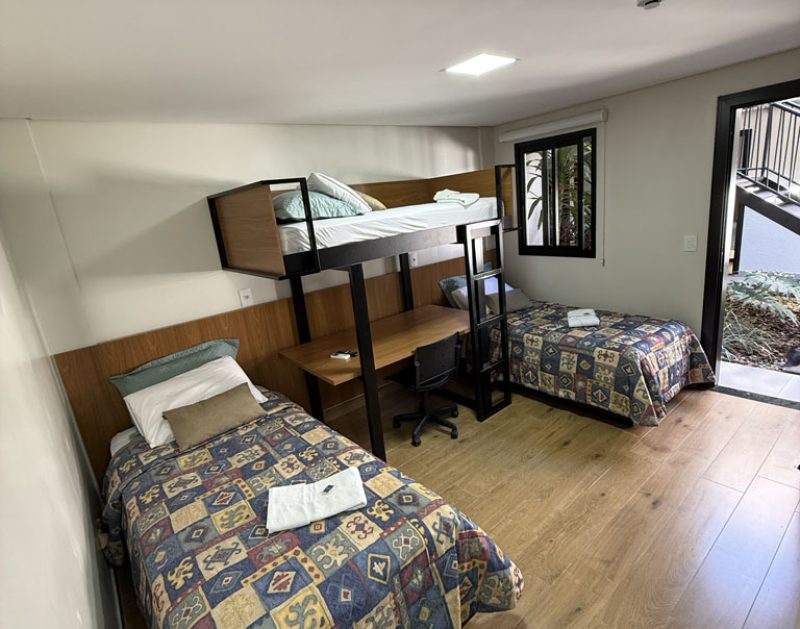 QUARTO 6 (maior)- SUITE - _3 camas de solteiro_ - 2