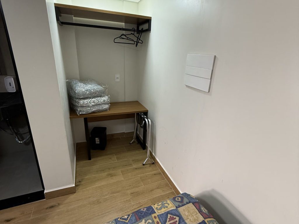 QUARTO 6 (maior)- SUITE - _3 camas de solteiro_ - 3