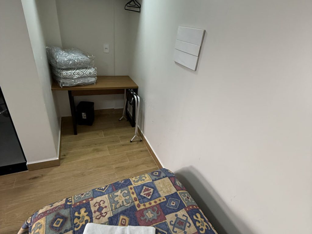 QUARTO 6 (maior)- SUITE - _3 camas de solteiro_ - 4