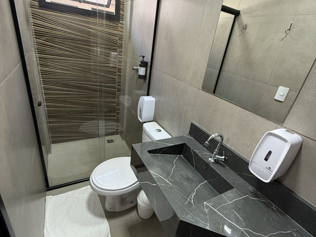 QUARTO 6 (maior)- SUITE - _3 camas de solteiro_ - banheiro