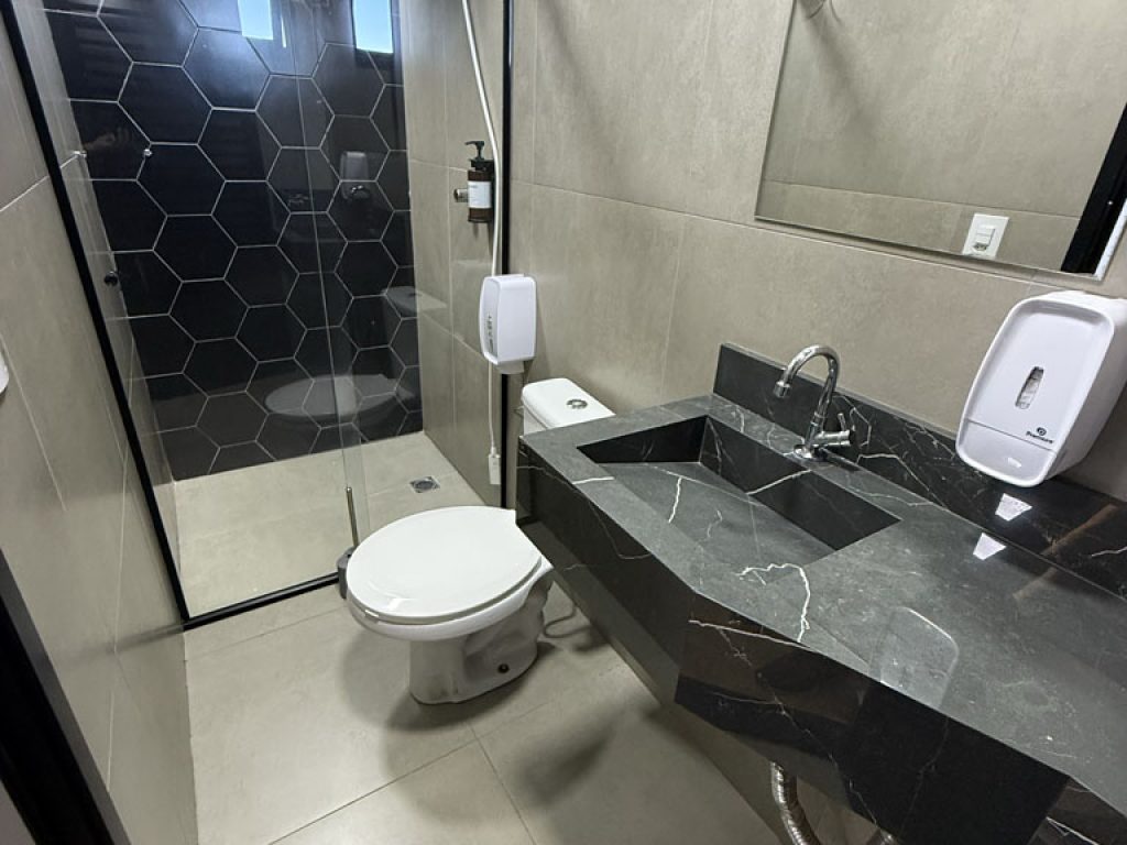 QUARTO 8 -SUITE- 2 CAMAS DE SOLTEIRO - BANHEIRO