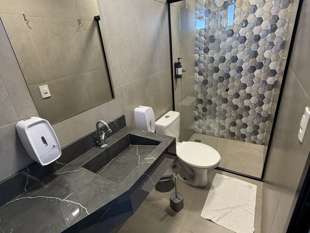 QUARTO 9 -SUITE- 2 CAMAS DE SOLTEIRO - BANHEIRO